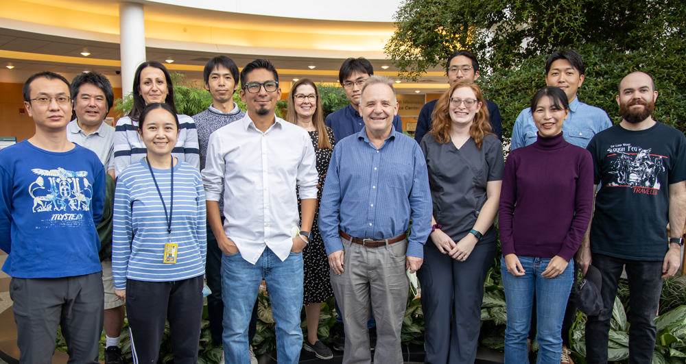 Dr. Núñez (center-right) with members of his lab in 2021.